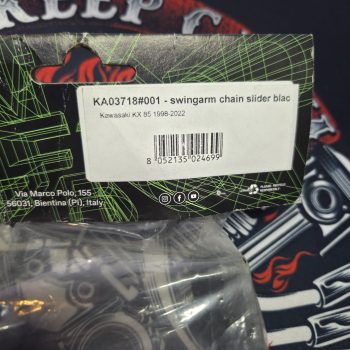 Слайдер цепи UFO КА03718001 Kawasaki  KX 80 ’98-’00, KX 85 ’98-’25, KX 100 ’01-’21, KX 112 ’22-’25 КА03718001