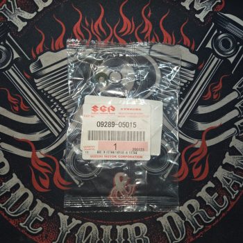 OEM Маслосъёмный колпачок Suzuki 09289-05015-000 аналог Athena M739000012208 OEM: Ducati 8000A4136, Honda 12209-107-780; 12208-MA6-005, Suzuki ; 09289-05003, Yamaha 6EEE-211900; 51Y-12119-00